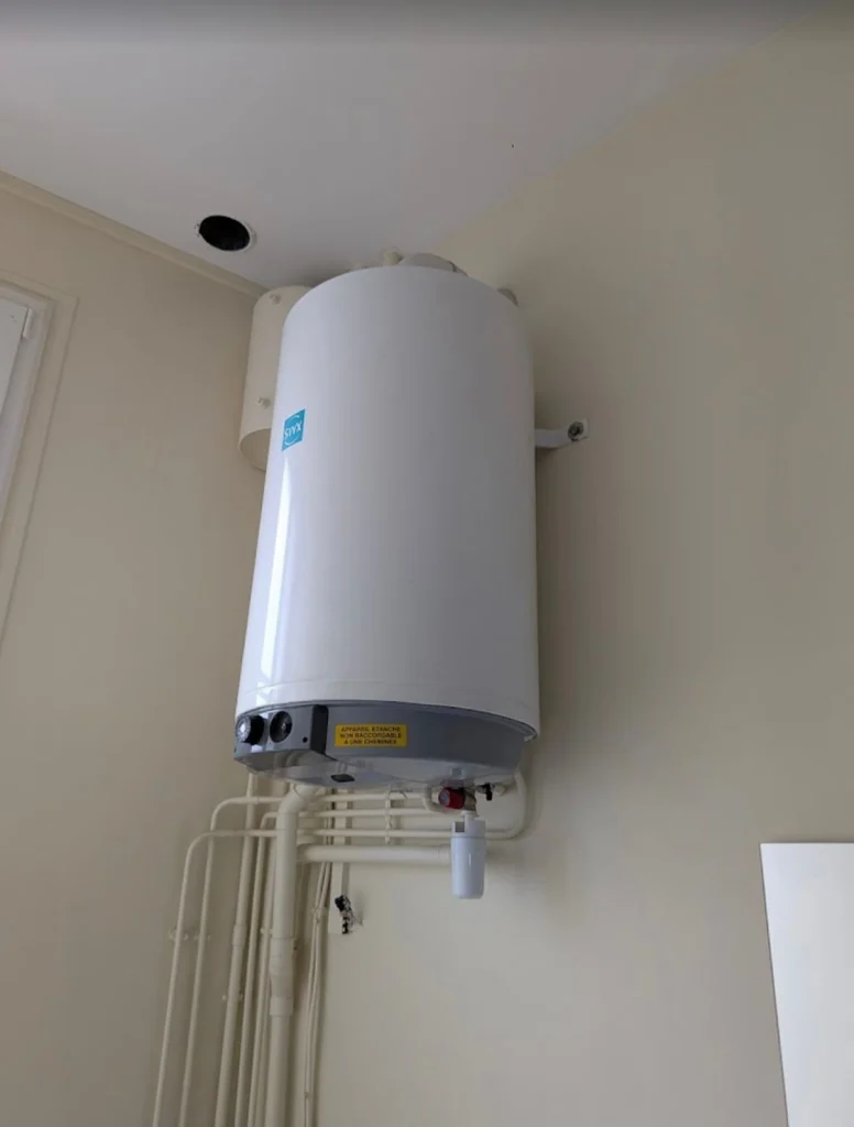 Chauffe-eau gaz à ventouse installé en appartement