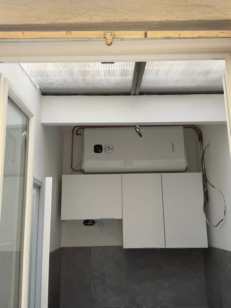 Installation d'un chauffe-eau Atlantic horizontal avec tuyauterie cuivre neuve