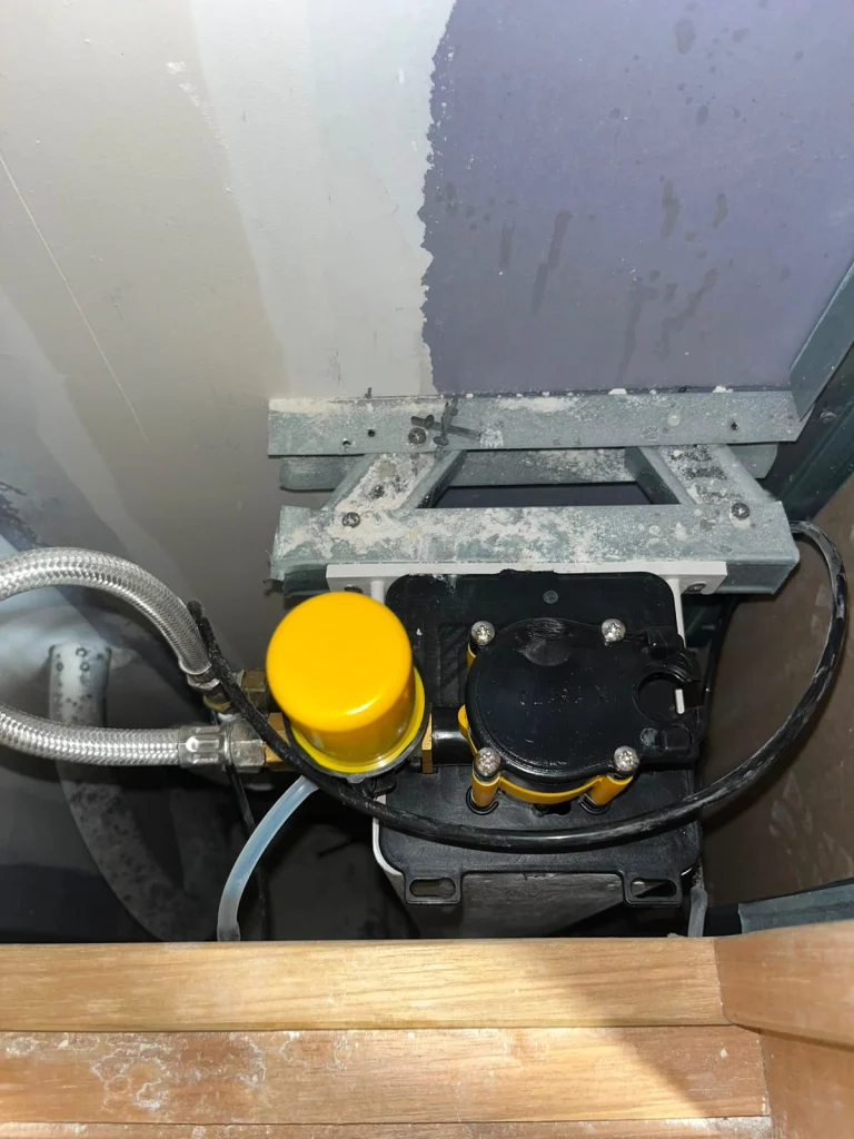 Installation d'une pompe de relevage compacte