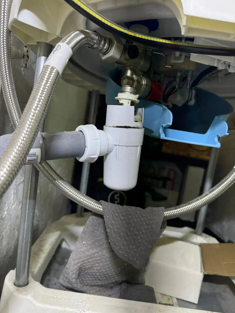 Raccordement siphon et flexibles — détail de plomberie soignée