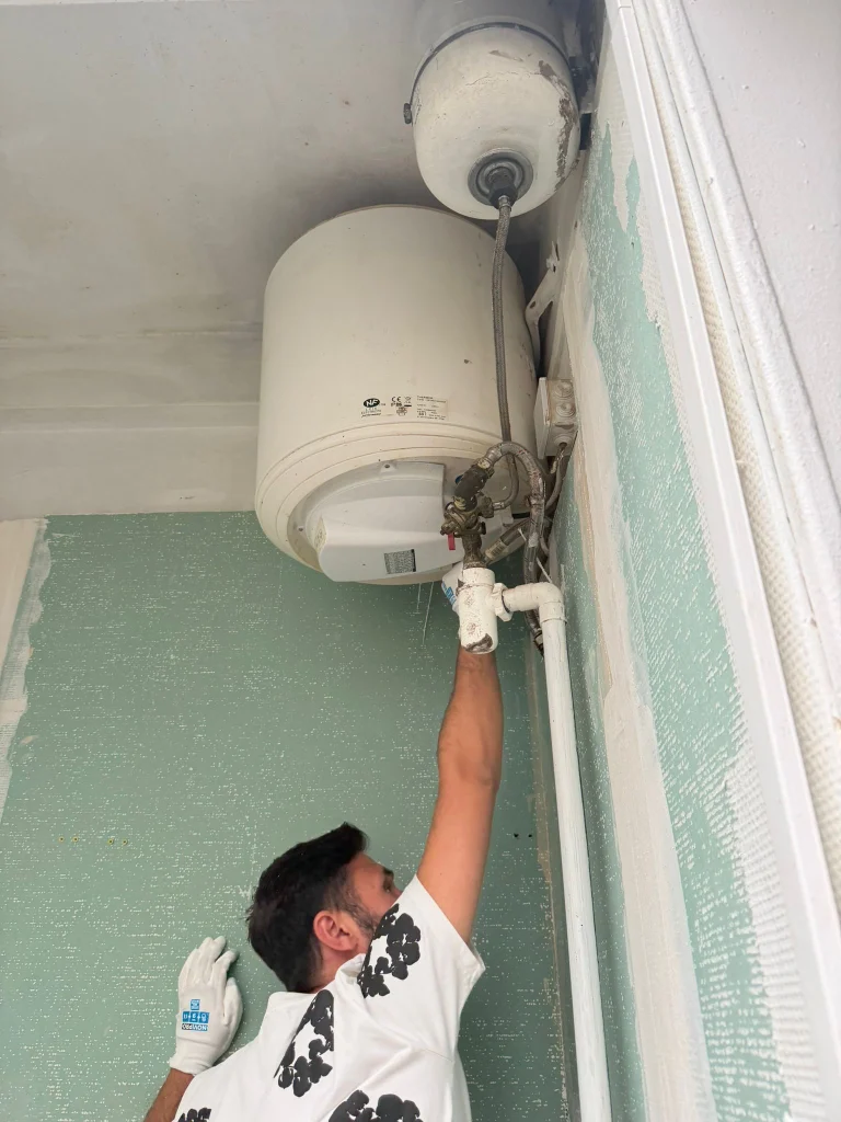 Notre artisan remplace un chauffe-eau électrique