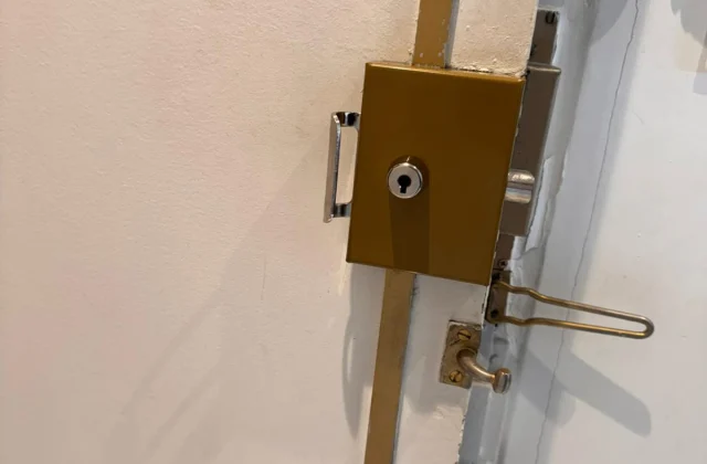 Serrure en applique laiton remplacée par Yannick