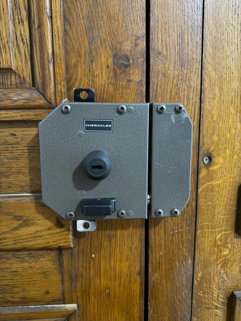 Notre serrurier pose une serrure sur une porte