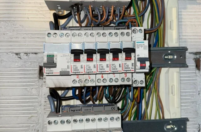 Tableau électrique — chantier de remise aux normes par Yannick (1)