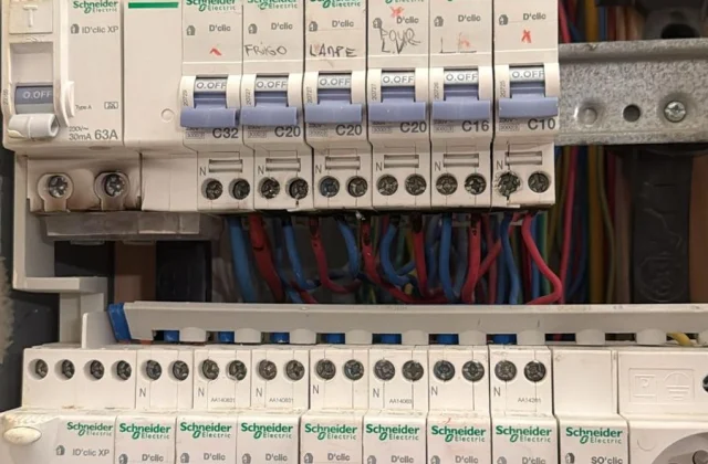 Remise aux normes d'un tableau électrique — disjoncteurs Schneider