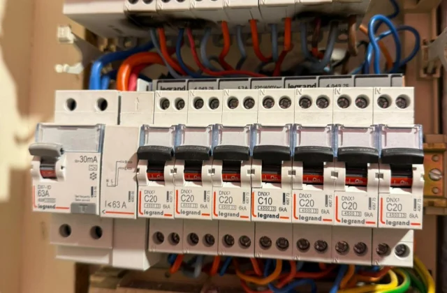 Tableau électrique multi-rangées installé par notre électricien