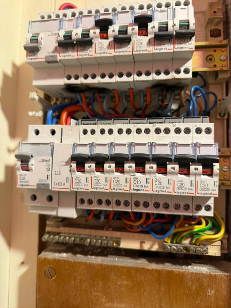 Tableau électrique multi-rangées installé par notre électricien